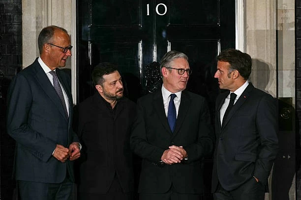Thủ tướng Đức Friedrich Merz, Tổng thống Ukraine Volodymyr Zelensky, Thủ tướng Anh Keir Starmer và Tổng thống Pháp Emmanuel Macron trò chuyện trước cửa số 10 Phố Downing ở trung tâm London sau cuộc gặp ngày 7/6. (Nguồn: Getty Images)