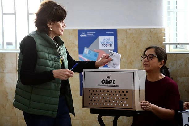 Cử tri Peru bỏ phiếu bầu tổng thống trong cuộc bầu cử vòng hai năm 2026 tại Lima ngày 7/6. (Nguồn: Getty Images) Cử tri Peru bỏ phiếu bầu tổng thống trong cuộc bầu cử vòng hai năm 2026 tại Lima ngày 7/6. (Nguồn: Getty Images)