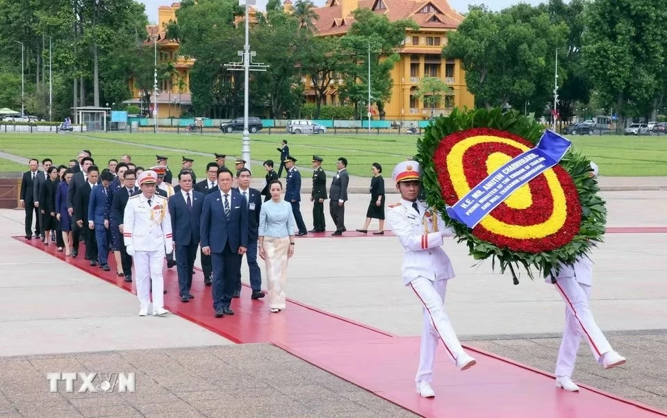 Thủ tướng Vương quốc Thái Lan Anutin Charnvirakul và Phu nhân đến đặt vòng hoa và vào Lăng viếng Chủ tịch Hồ Chí Minh. (Nguồn: TTXVN) Anutin Charnvirakul và Phu nhân đến đặt vòng hoa và vào Lăng viếng Chủ tịch Hồ Chí Minh. (Nguồn: TTXVN)