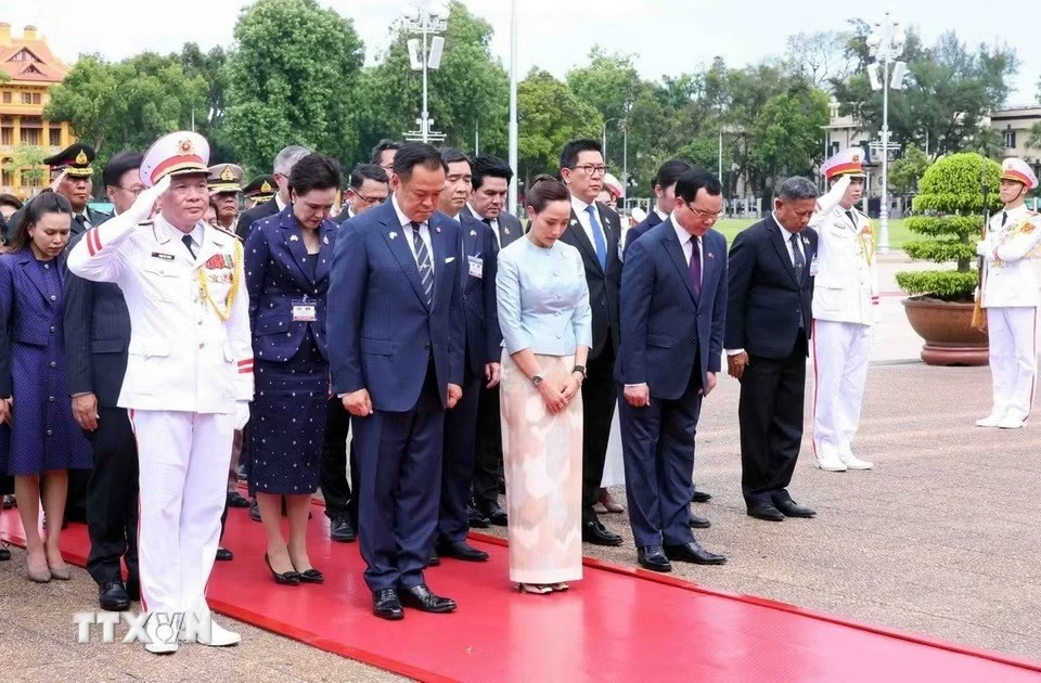 Thủ tướng Thái Lan vào Lăng viếng Chủ tịch Hồ Chí Minh