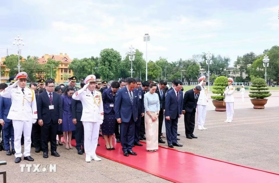 Thủ tướng Thái Lan vào Lăng viếng Chủ tịch Hồ Chí Minh