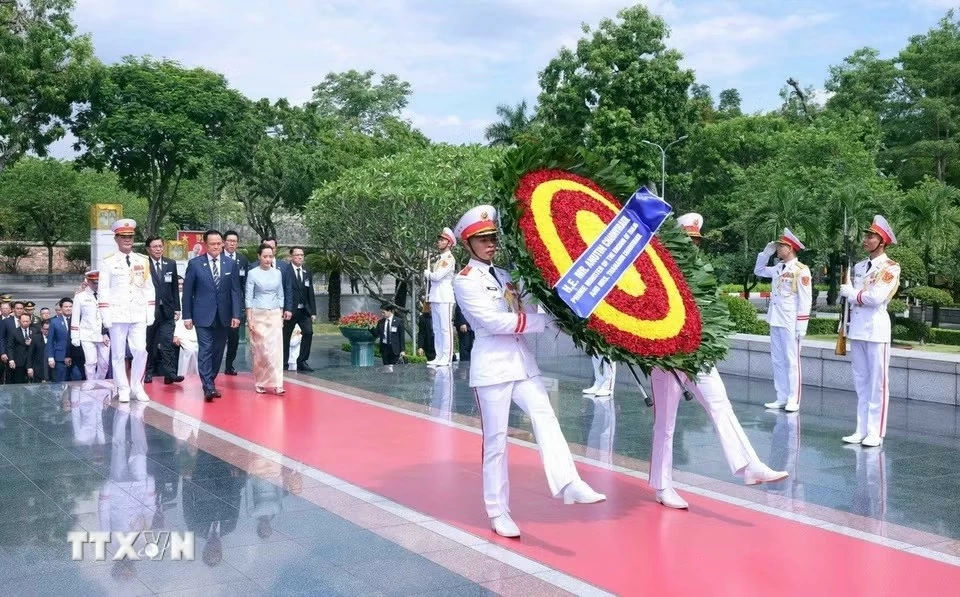 Thủ tướng Thái Lan vào Lăng viếng Chủ tịch Hồ Chí Minh