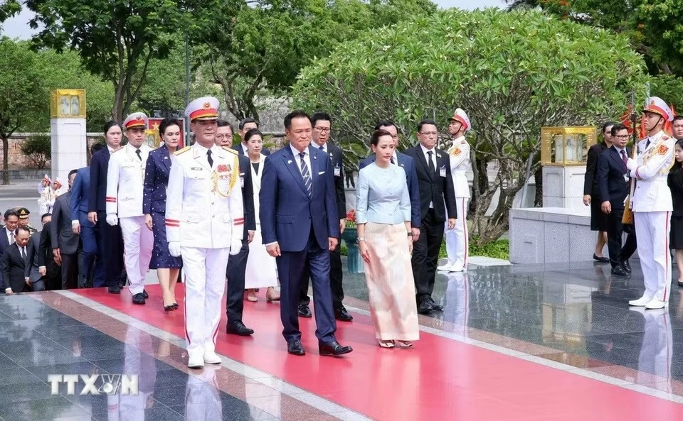 Thủ tướng Thái Lan vào Lăng viếng Chủ tịch Hồ Chí Minh