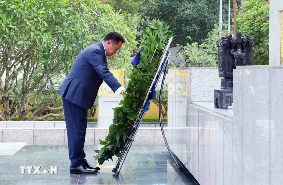 Thủ tướng Thái Lan vào Lăng viếng Chủ tịch Hồ Chí Minh