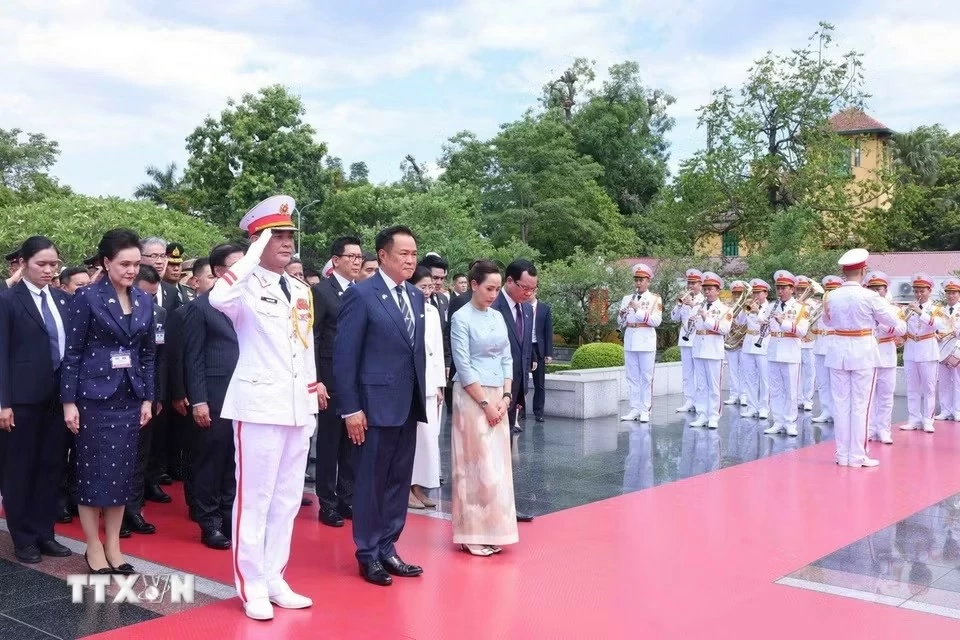 Thủ tướng Thái Lan vào Lăng viếng Chủ tịch Hồ Chí Minh