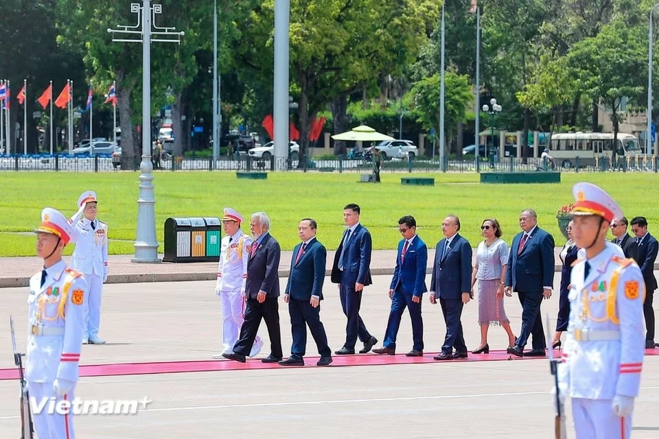 Sáng 8/6, tại Hà Nội, Thủ tướng Timor-Leste Kay Rala Xanana Gusmão đã đến đặt vòng hoa và vào Lăng viếng Chủ tịch Hồ Chí Minh trong chuyến thăm chính thức Việt Nam và dự Diễn đàn Tương lai ASEAN (AFF) lần thứ 3 từ ngày 7 đến 10/6. (Nguồn: Vietnam+)