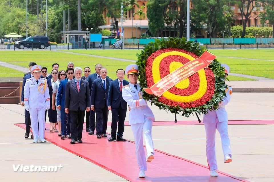 Thủ tướng Timor-Leste đặt vòng hoa và vào Lăng viếng Chủ tịch Hồ Chí Minh