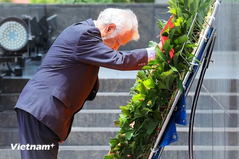 Thủ tướng Timor-Leste đặt vòng hoa và vào Lăng viếng Chủ tịch Hồ Chí Minh