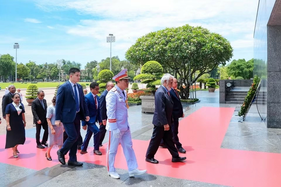 Thủ tướng Timor-Leste đặt vòng hoa và vào Lăng viếng Chủ tịch Hồ Chí Minh