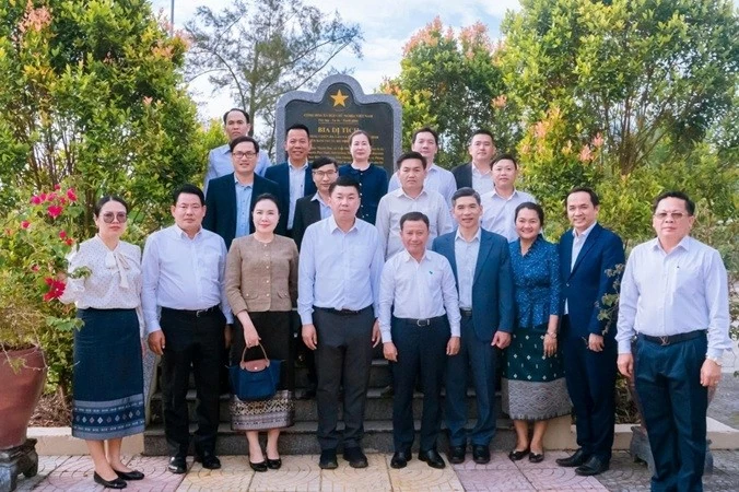 Đoàn đại biểu lãnh đạo Thủ đô Viêng Chăn thăm Di tích Kháng chiến Hạ Lào, biểu tượng cho tình đoàn kết đặc biệt và liên minh chiến đấu thủy chung giữa Việt Nam và Lào - Tháng 01/2026 (Nguồn: Báo Đà Nẵng) Đoàn đại biểu lãnh đạo Thủ đô Viêng Chăn thăm Di tích Kháng chiến Hạ Lào, biểu tượng cho tình đoàn kết đặc biệt và liên minh chiến đấu thủy chung giữa Việt Nam và Lào - Tháng 01/2026 (Nguồn: Báo Đà Nẵng)