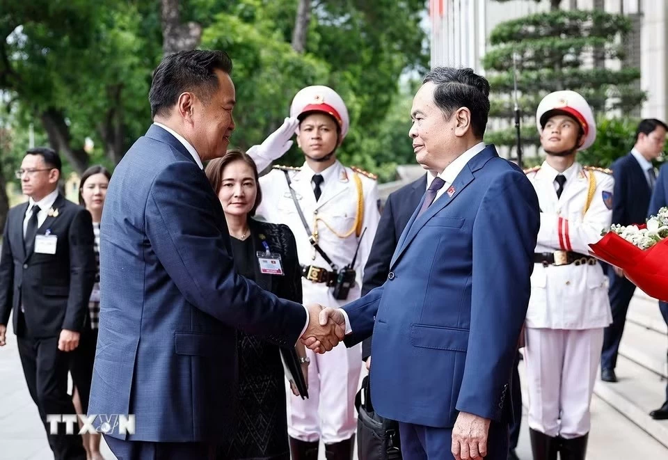 Chủ tịch Quốc hội Trần Thanh Mẫn đón Thủ tướng Thái Lan Anutin Charnvirakul. (Nguồn: TTXVN) Chủ tịch Quốc hội Trần Thanh Mẫn đón Thủ tướng Thái Lan Anutin Charnvirakul. (Nguồn: TTXVN)