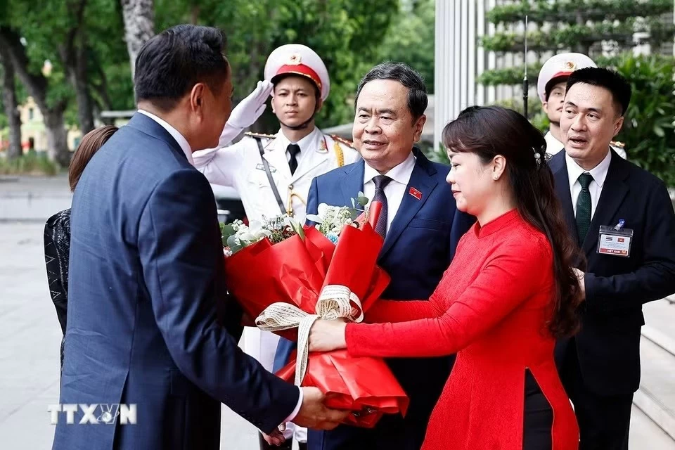 Chủ tịch Quốc hội Trần Thanh Mẫn đón Thủ tướng Thái Lan Anutin Charnvirakul. (Nguồn: TTXVN) Chủ tịch Quốc hội Trần Thanh Mẫn đón Thủ tướng Thái Lan Anutin Charnvirakul. (Nguồn: TTXVN)