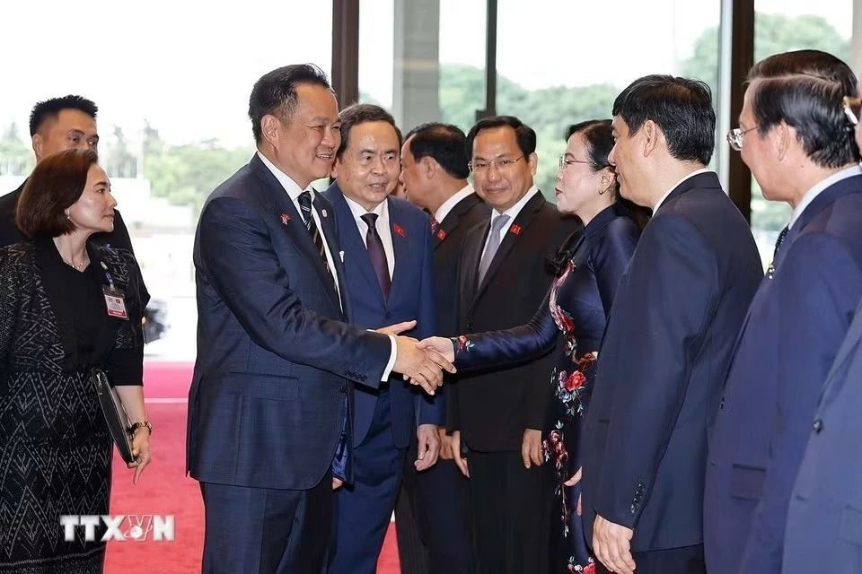 Chủ tịch Quốc hội Trần Thanh Mẫn và đoàn đại biểu Việt Nam đón Thủ tướng Thái Lan Anutin Charnvirakul. (Nguồn: TTXVN) Chủ tịch Quốc hội Trần Thanh Mẫn và đoàn đại biểu Việt Nam đón Thủ tướng Thái Lan Anutin Charnvirakul. (Nguồn: TTXVN)