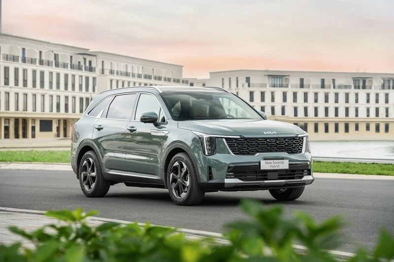 Kia Sorento Hybrid 2026 được &aacute;p dụng ng&ocirc;n ngữ thiết kế mới tương tự c&aacute;c phi&ecirc;n bản động cơ đốt trong đ&atilde; giới thiệu trước đ&oacute;. 