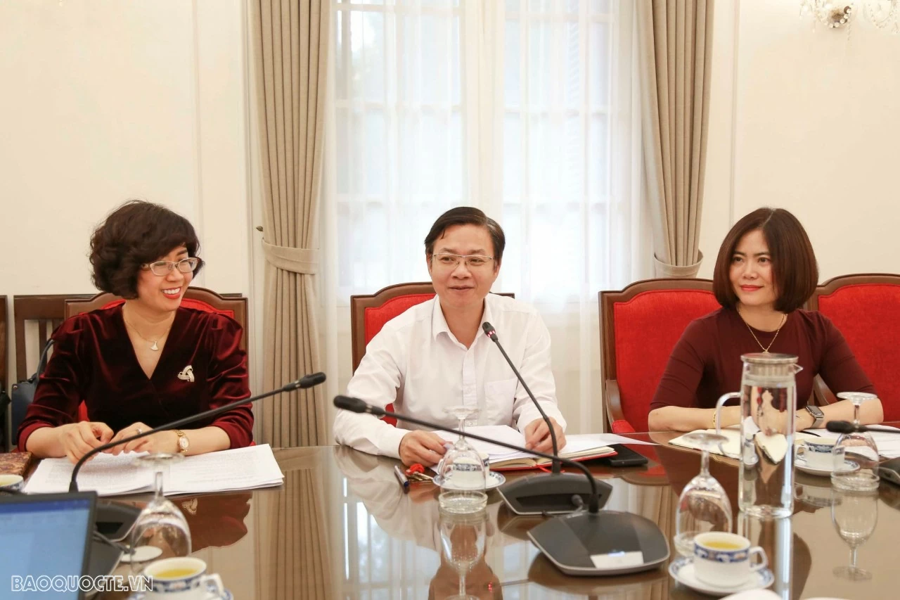 Thứ trưởng Ngoại giao Ngô Lê Văn làm việc với Đoàn công tác UBND tỉnh Quảng Trị