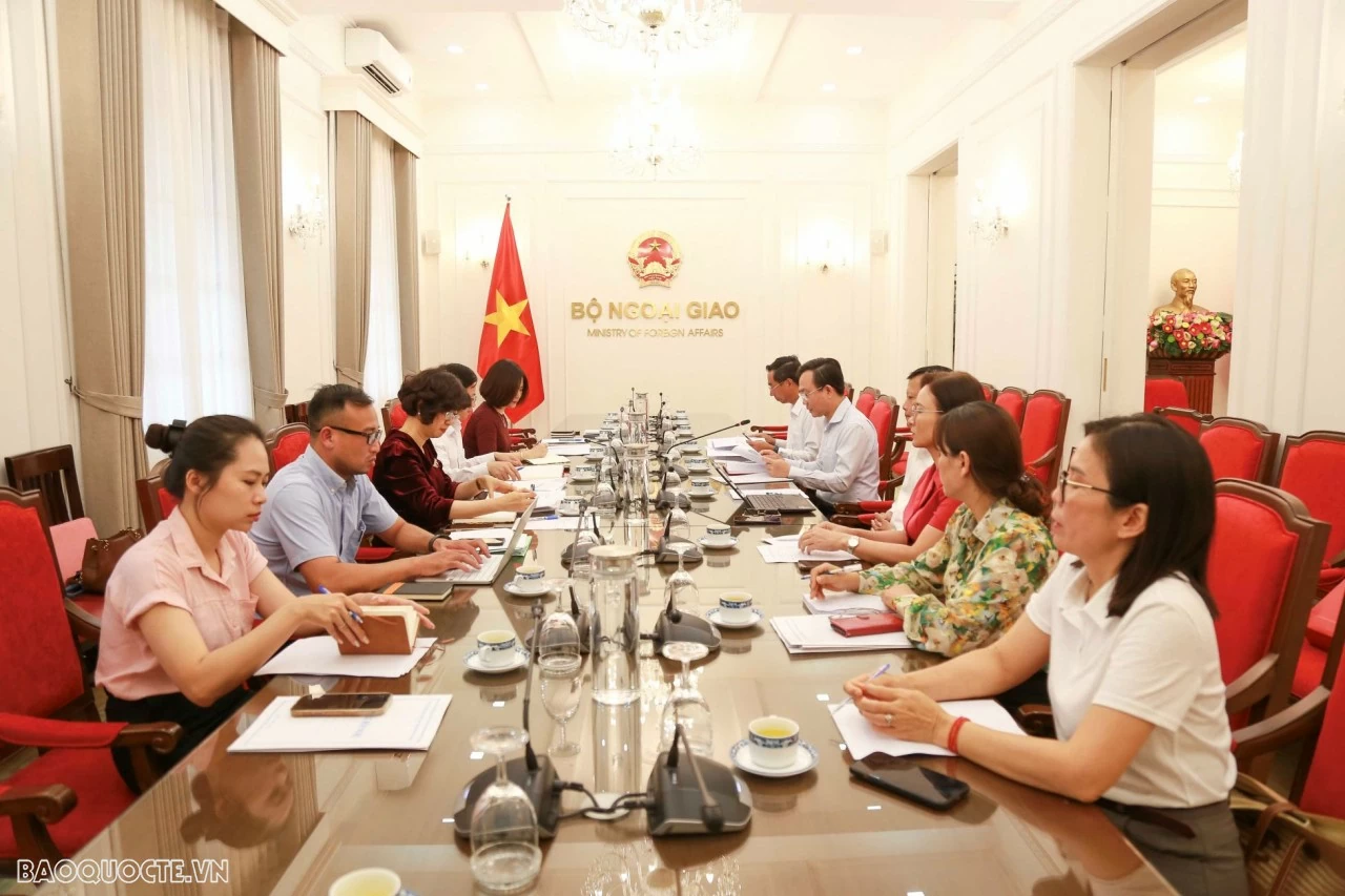 Thứ trưởng Ngoại giao Ngô Lê Văn làm việc với Đoàn công tác UBND tỉnh Quảng Trị