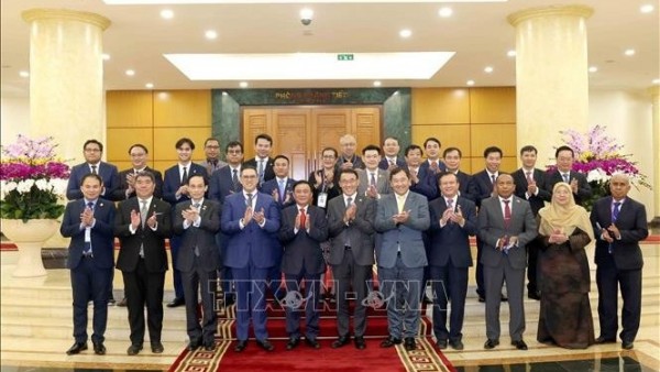 Politburo member Tran Cam Tu receives representatives of Southeast Asian political parties