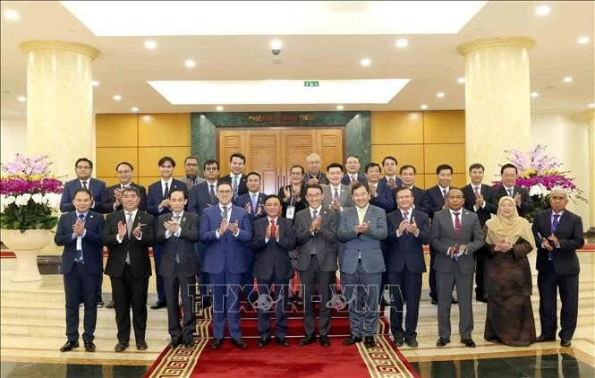 Đồng chí Trần Cẩm Tú, Uỷ viên Bộ Chính trị, Thường trực Ban Bí thư cùng Trưởng đoàn các chính đảng các nước ASEAN chụp ảnh chung. Đồng chí Trần Cẩm Tú, Uỷ viên Bộ Chính trị, Thường trực Ban Bí thư cùng Trưởng đoàn các chính đảng các nước ASEAN chụp ảnh chung.