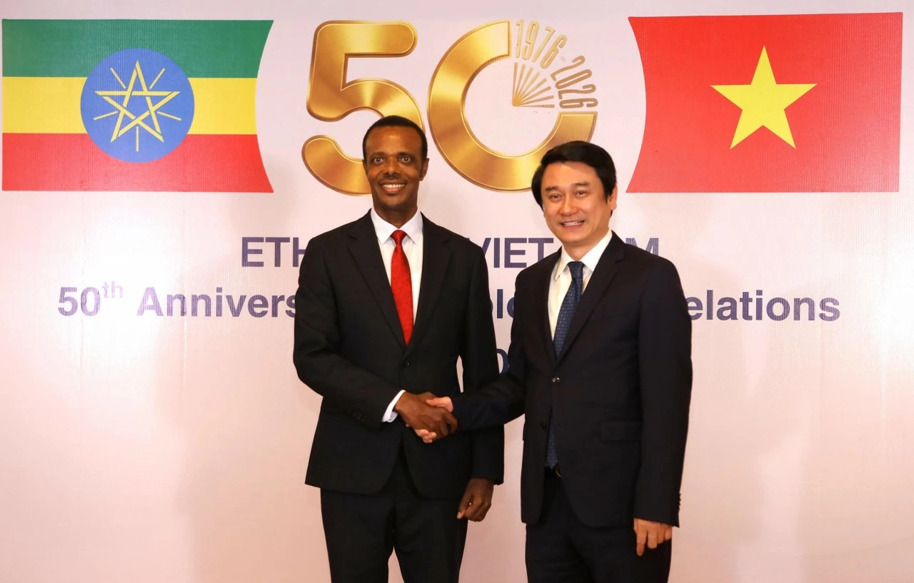 Thứ trưởng Ngoại giao Lê Anh Tuấn và Đại sứ Ethiopia tại Việt Nam Dessie Dalkie Dukamo. (Ảnh: Bạch Dương) Thứ trưởng Ngoại giao Lê Anh Tuấn và Đại sứ Ethiopia tại Việt Nam Dessie Dalkie Dukamo. (Ảnh: Bạch Dương)