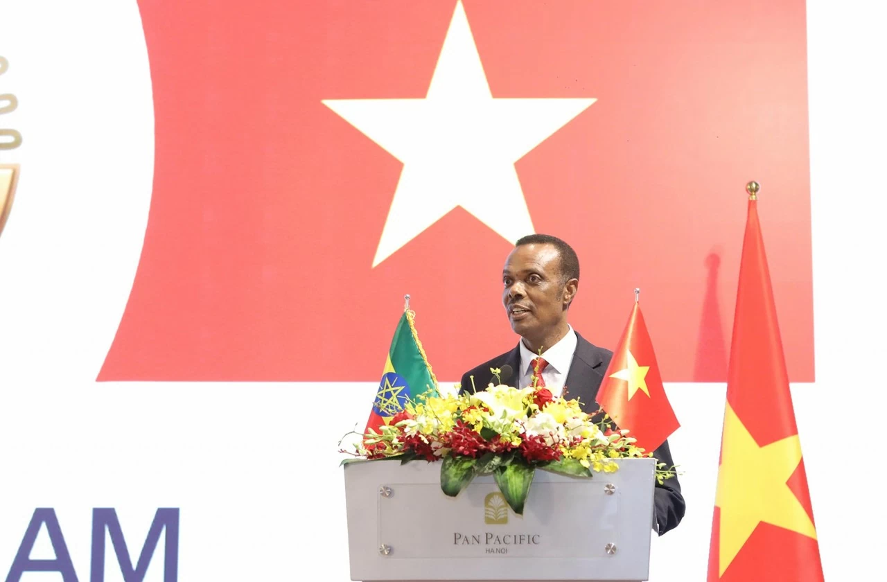 và Đại sứ Ethiopia tại Việt Nam Dessie Dalkie Dukamo phát biểu tại buổi lễ. (Ảnh: Bạch Dương) và Đại sứ Ethiopia tại Việt Nam Dessie Dalkie Dukamo phát biểu tại buổi lễ. (Ảnh: Bạch Dương)