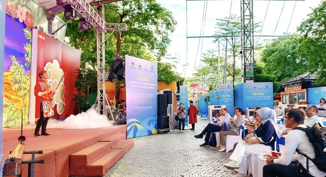 Không gian trưng bày, triển lãm, giới thiệu ẩm thực Hà Nội, biểu diễn nghệ thuật truyền thống chào mừng Hội nghị lãnh đạo các thành phố ASEAN