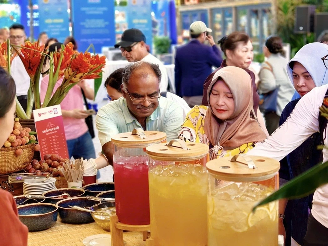 Không gian trưng bày, triển lãm, giới thiệu ẩm thực Hà Nội, biểu diễn nghệ thuật truyền thống chào mừng Hội nghị lãnh đạo các thành phố ASEAN