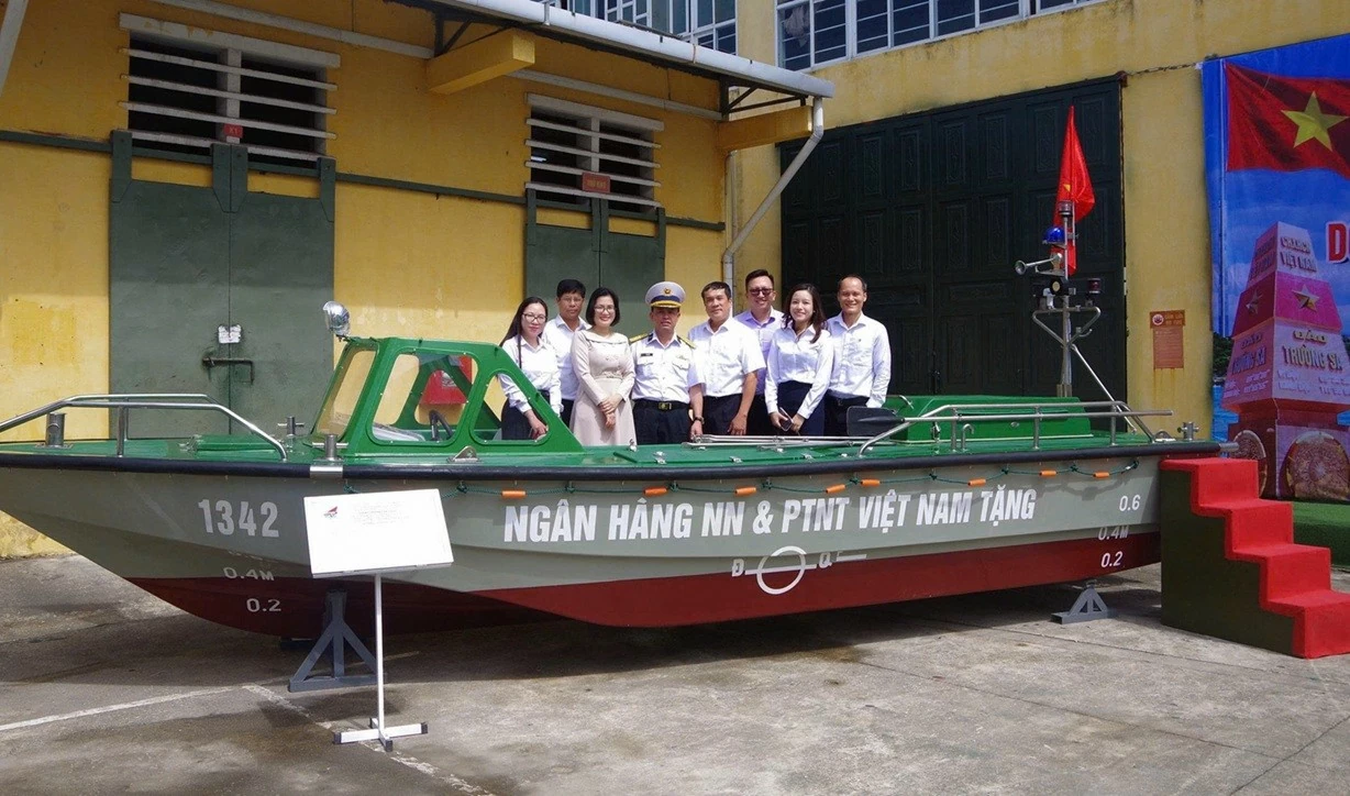 Agribank trao tặng xuồng CQ-01, đồng hành Quân chủng Hải quân thực hiện nhiệm vụ bảo vệ chủ quyền biển đảo của Tổ quốc Agribank trao tặng xuồng CQ-01, đồng hành Quân chủng Hải quân thực hiện nhiệm vụ bảo vệ chủ quyền biển đảo của Tổ quốc