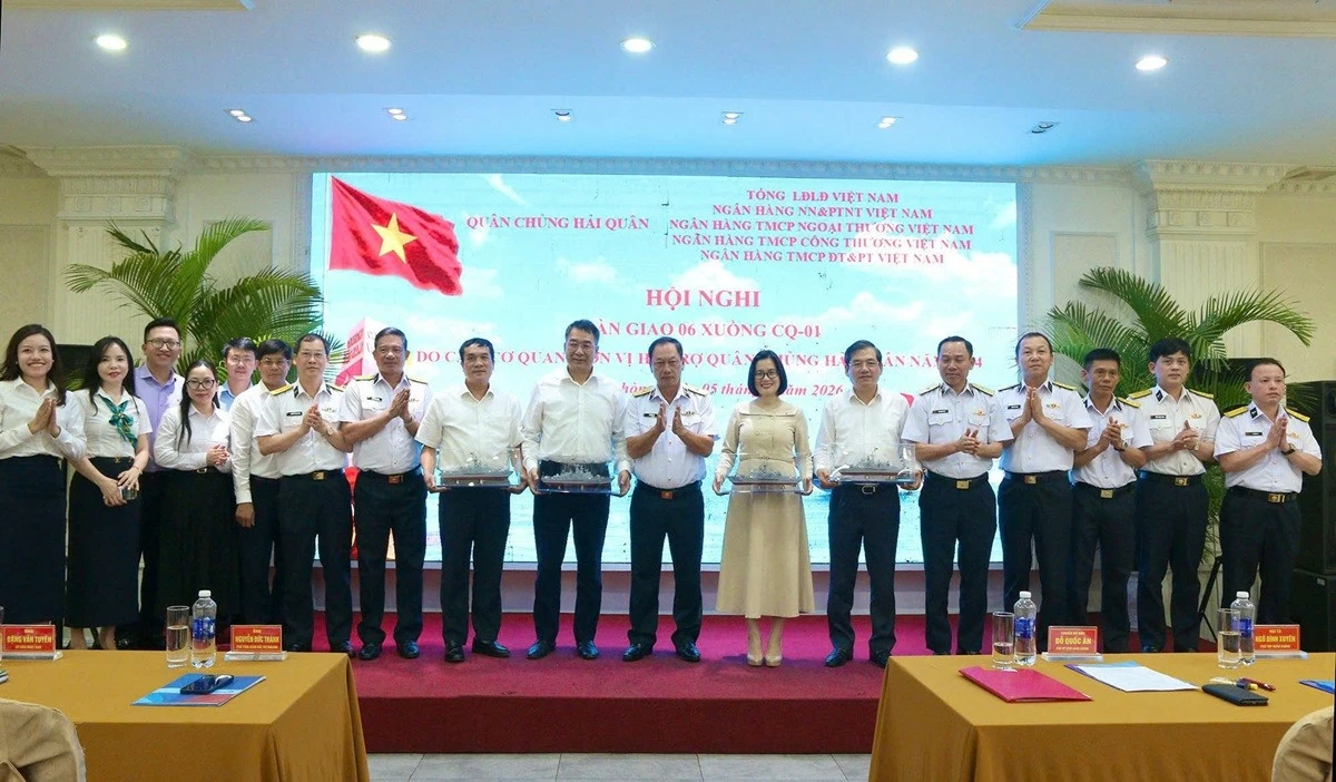 Agribank trao tặng xuồng CQ-01, đồng hành Quân chủng Hải quân thực hiện nhiệm vụ bảo vệ chủ quyền biển đảo của Tổ quốc Agribank trao tặng xuồng CQ-01, đồng hành Quân chủng Hải quân thực hiện nhiệm vụ bảo vệ chủ quyền biển đảo của Tổ quốc