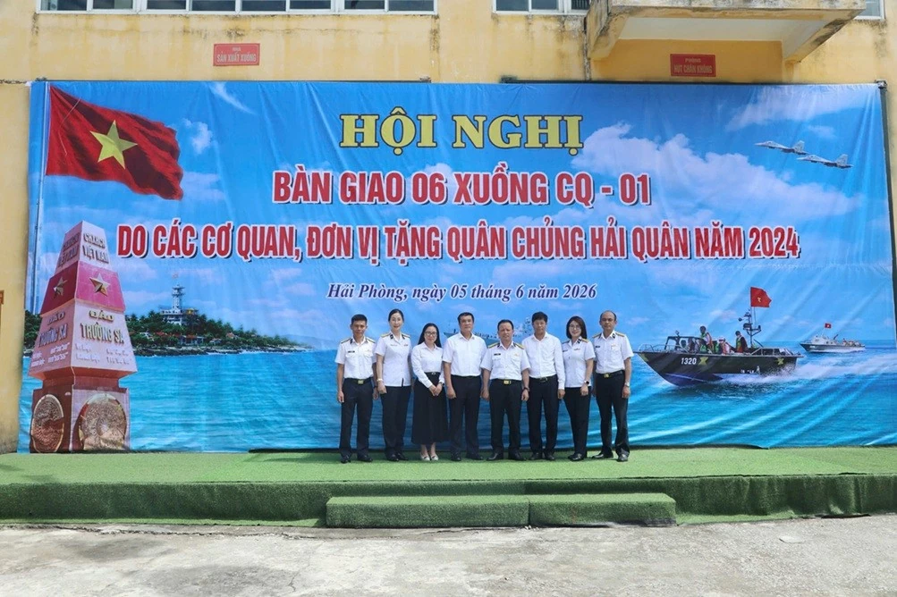 Agribank trao tặng xuồng CQ-01, đồng hành Quân chủng Hải quân thực hiện nhiệm vụ bảo vệ chủ quyền biển đảo của Tổ quốc
