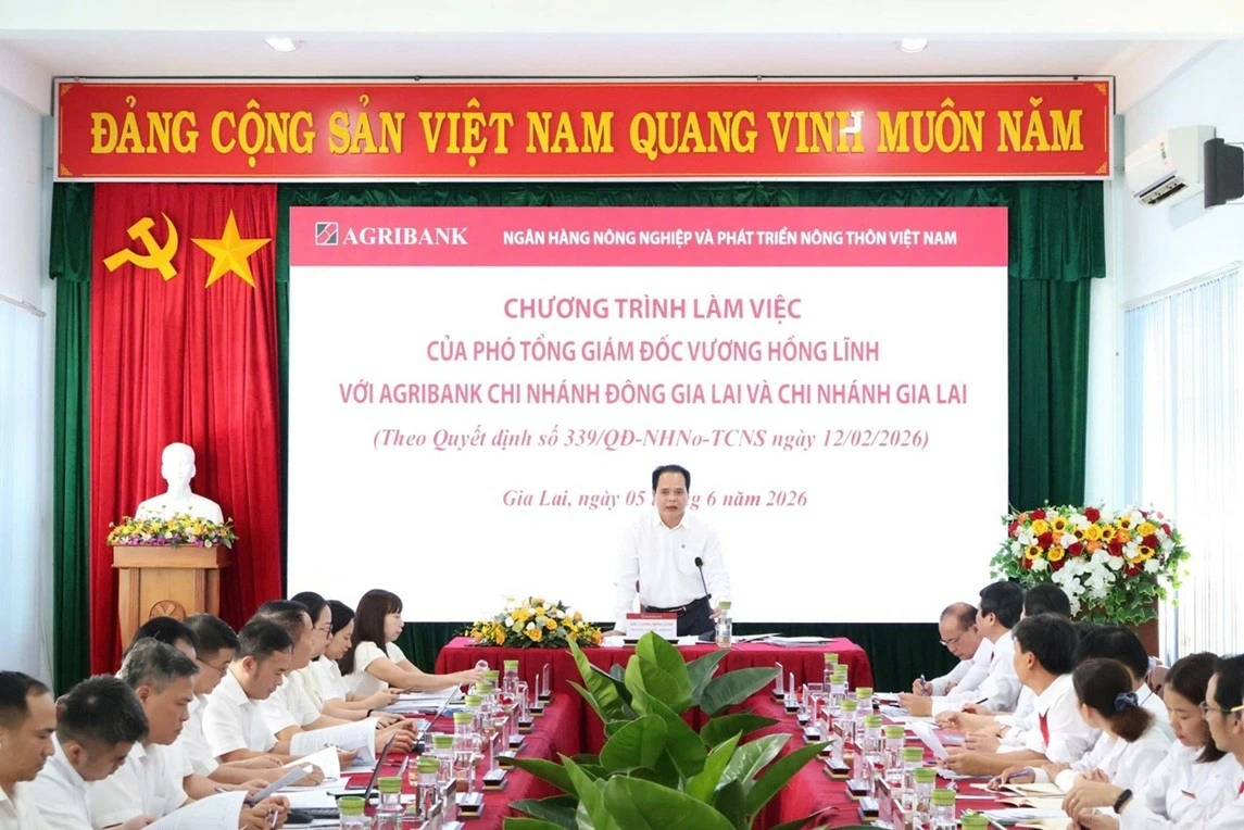Phó Tổng Giám đốc Agribank Vương Hồng Lĩnh phát biểu chỉ đạo buổi làm việc. Phó Tổng Giám đốc Agribank Vương Hồng Lĩnh phát biểu chỉ đạo buổi làm việc.