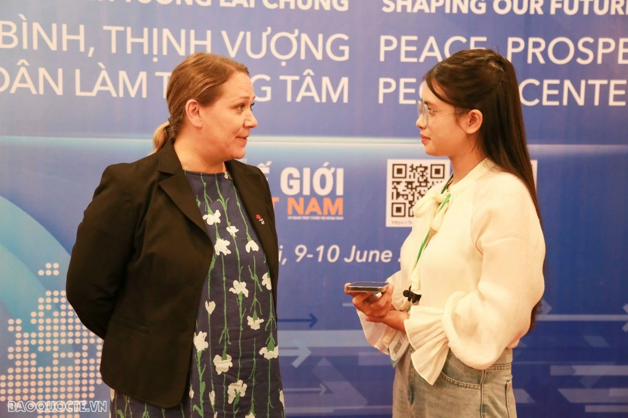 Phóng viên Báo Thế giới Việt Nam tác nghiệp tại Diễn đàn AFF. (Ảnh: Trung Hiếu)