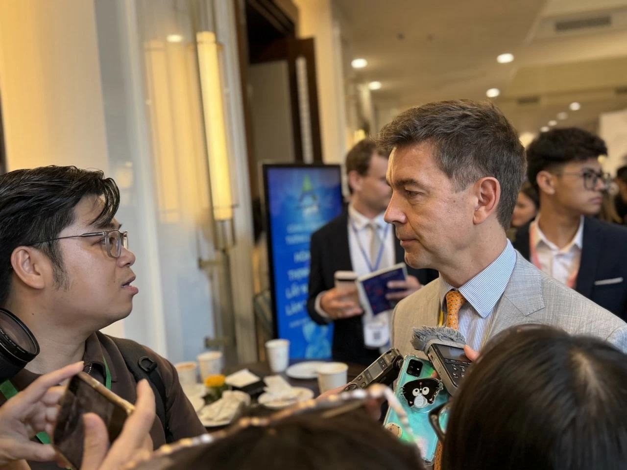Đại sứ EU tại Việt Nam Julien Guerrier trả lời phỏng vấn với báo chí bên lề AFF 2026. Đại sứ EU tại Việt Nam Julien Guerrier trả lời phỏng vấn với báo chí bên lề AFF 2026.