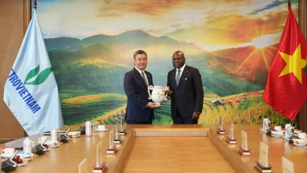 Petrovietnam tăng cường hợp tác dầu khí với Angola
