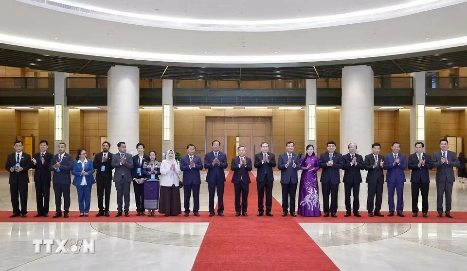 Chủ tịch Quốc hội Trần Thanh Mẫn tiếp lãnh đạo các thành phố ASEAN Chủ tịch Quốc hội Trần Thanh Mẫn tiếp lãnh đạo các thành phố ASEAN
