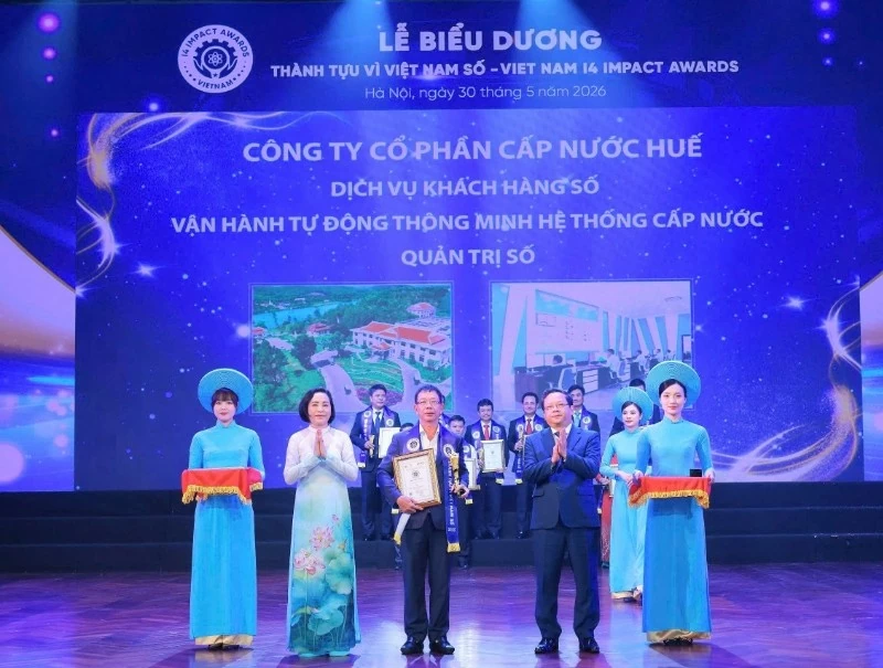 Ông Lê Quang Minh - Bí thư Đảng ủy, Chủ tịch HĐQT HueWACO nhận giải thưởng Top 1: Đổi mới quản trị, Chính phủ số, đô thị thông minh Ông Lê Quang Minh - Bí thư Đảng ủy, Chủ tịch HĐQT HueWACO nhận giải thưởng Top 1: Đổi mới quản trị, Chính phủ số, đô thị thông minh