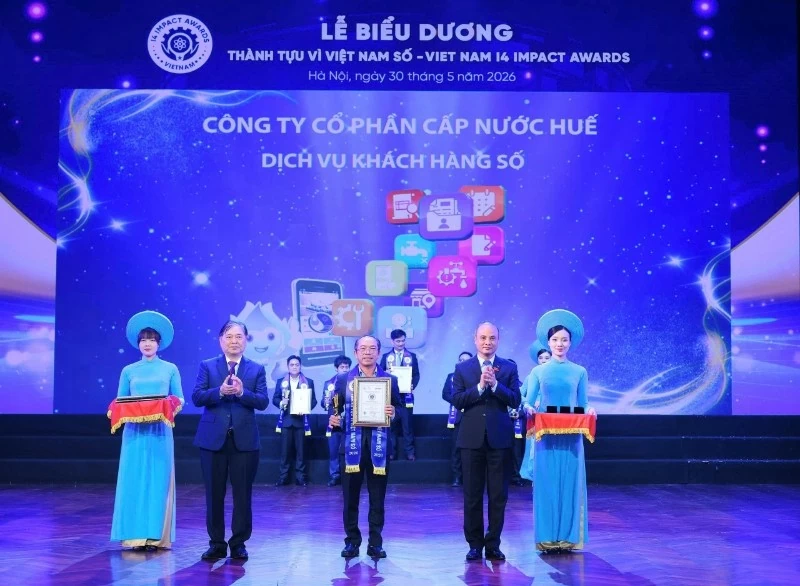 Ông Dương Quý Dương - Tổng Giám đốc HueWACO nhận giải thưởng Top 3: Dịch vụ số xuất sắc