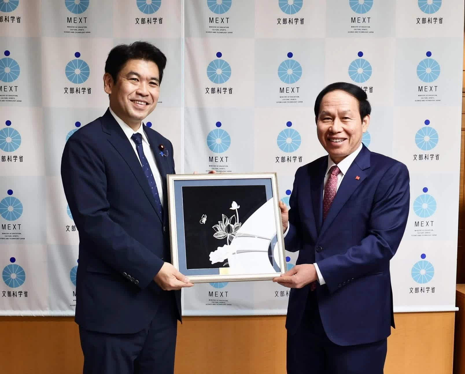 Phó Thủ tướng Lê Tiến Châu tặng quà lưu niệm Bộ trưởng Bộ Giáo dục, Văn hóa, Thể thao, Khoa học và Công nghệ Nhật Bản Matsumoto Yohei nhân cuộc gặp bên lề chuyến thăm Nhật Bản dự Hội nghị Tương lai châu Á lần thứ 31. (Nguồn: VGP)
