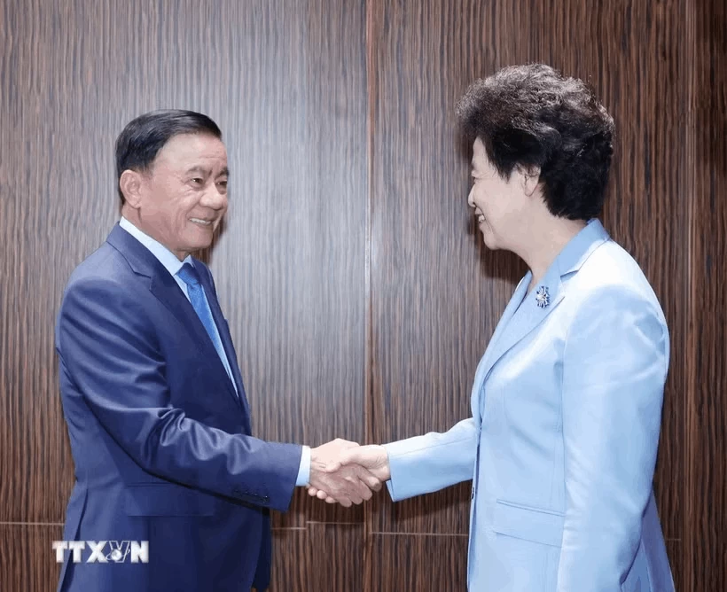 Phát biểu tại cuộc gặp, Thường trực Ban Bí thư Trần Cẩm Tú nhấn mạnh việc tiếp tục cụ thể hóa nhận thức chung cấp cao, tăng cường hợp tác giữa Mặt trận Tổ quốc Việt Nam và Chính hiệp toàn quốc Trung Quốc. (Nguồn: VGP) Phát biểu tại cuộc gặp, Thường trực Ban Bí thư Trần Cẩm Tú nhấn mạnh việc tiếp tục cụ thể hóa nhận thức chung cấp cao, tăng cường hợp tác giữa Mặt trận Tổ quốc Việt Nam và Chính hiệp toàn quốc Trung Quốc. (Nguồn: VGP)