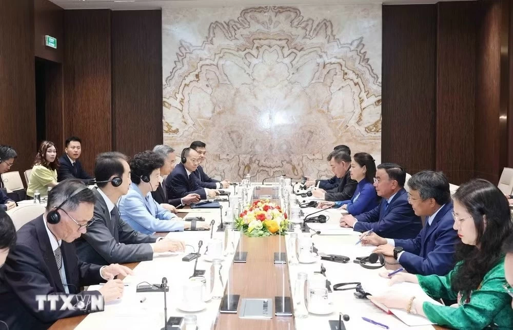 Tại buổi tiếp, Phó Chủ tịch Chính hiệp toàn quốc Trung Quốc Hàm Huy khẳng định sẽ phối hợp chặt chẽ với phía Việt Nam nhằm thúc đẩy giao lưu nhân dân và mở rộng hợp tác thực chất giữa hai nước. (Nguồn: VGP) Tại buổi tiếp, Phó Chủ tịch Chính hiệp toàn quốc Trung Quốc Hàm Huy khẳng định sẽ phối hợp chặt chẽ với phía Việt Nam nhằm thúc đẩy giao lưu nhân dân và mở rộng hợp tác thực chất giữa hai nước. (Nguồn: VGP)