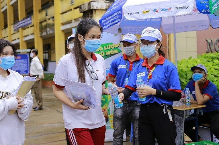 Tiếp sức mùa thi 2026: Đưa AI, podcast và ‘trạm tiếp sức tinh thần’ đồng hành cùng sĩ tử Tiếp sức mùa thi 2026: Đưa AI, podcast và ‘trạm tiếp sức tinh thần’ đồng hành cùng sĩ tử