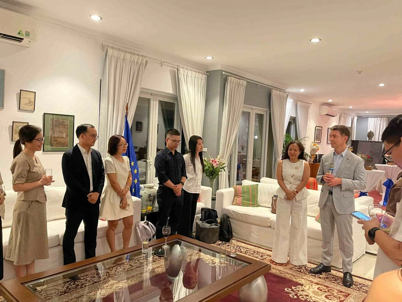 Đại sứ EU chia sẻ với các phóng viên, nhà báo tại buổi gặp mặt thân mật. (Ảnh: Tố Uyên)