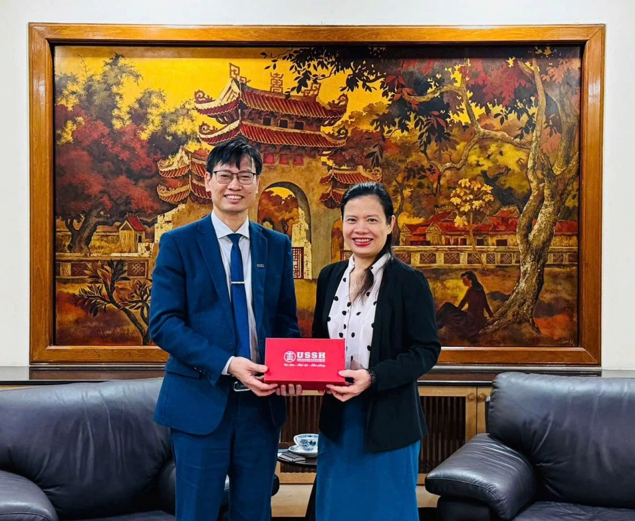 Đoàn công tác Trường Đại học Khoa học Xã hội và Nhân văn thăm và làm việc tại Đại sứ quán Việt Nam tại Thái Lan Đoàn công tác Trường Đại học Khoa học Xã hội và Nhân văn thăm và làm việc tại Đại sứ quán Việt Nam tại Thái Lan