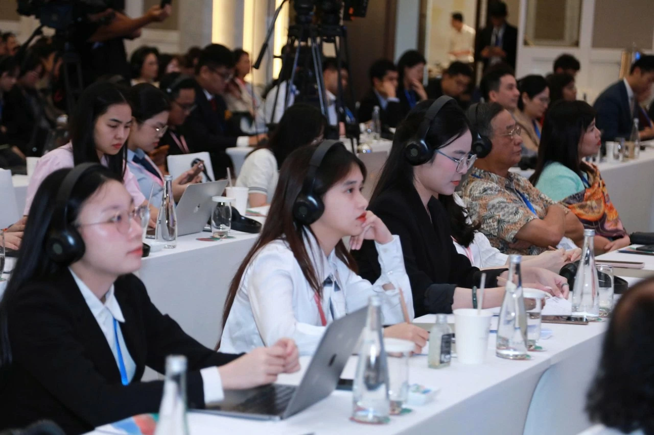 Phiên toàn thể 5 Diễn đàn Tương lai ASEAN: Những mô hình phát triển mới trong bối cảnh chuyển dịch toàn cầu Phiên toàn thể 5 Diễn đàn Tương lai ASEAN: Những mô hình phát triển mới trong bối cảnh chuyển dịch toàn cầu