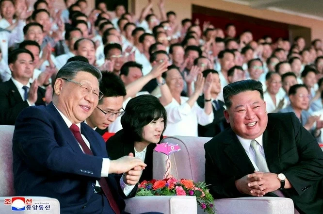 8C.số 24: Chủ tịch Trung Quốc thăm Triều Tiên: Phía sau tấm thảm đỏ