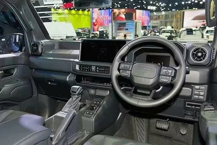 Bên trong khoang lái, Land Cruiser FJ được trang bị nhiều tiện nghi đáng chú ý.