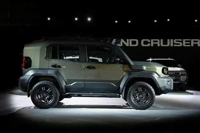 Toyota Land Cruiser FJ gây ấn tượng với ngoại hình vuông vức, khỏe khoắn và mang phong cách thực dụng đặc trưng của các dòng xe off-road. 