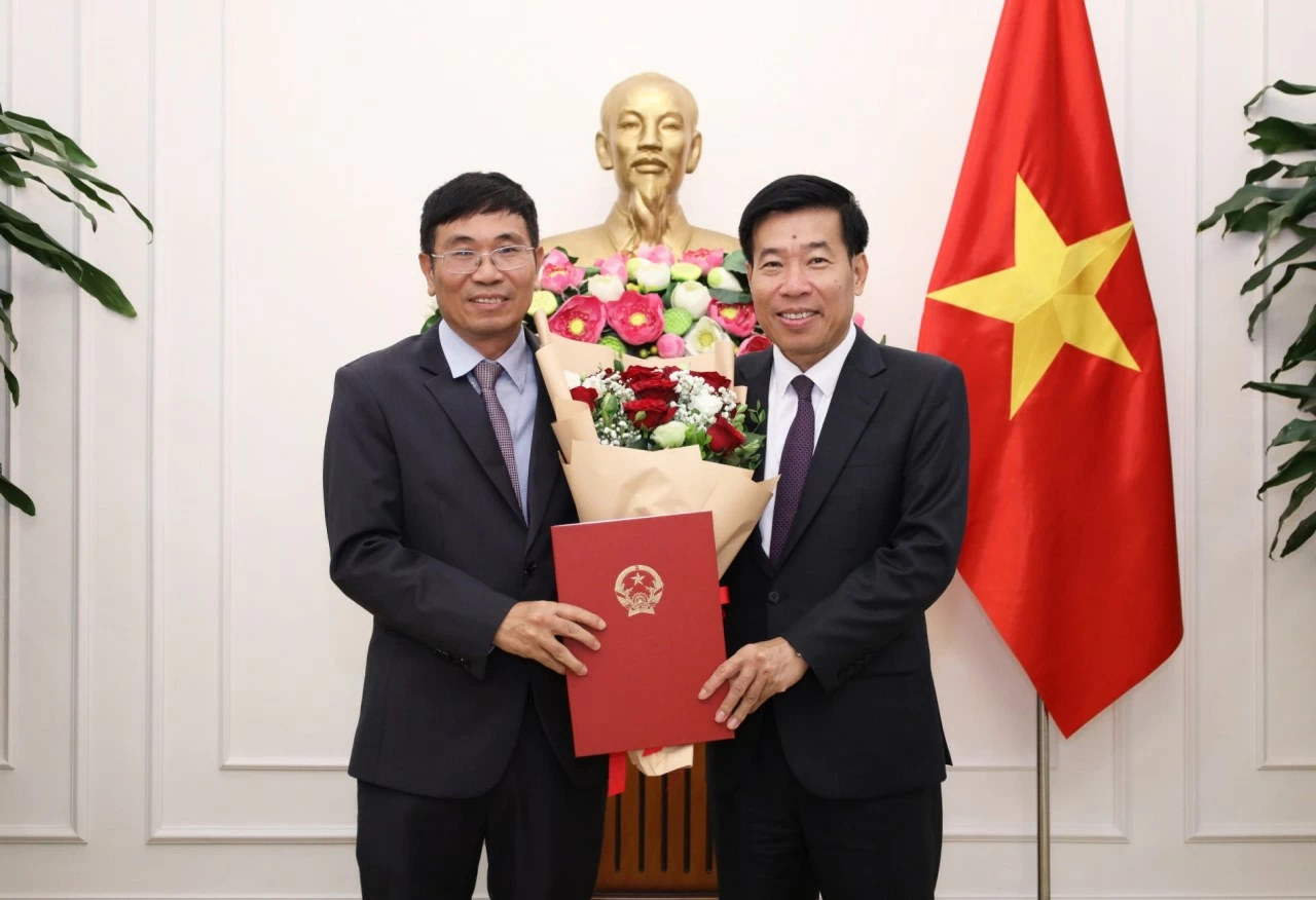 Ủy viên Trung ương Đảng, Phó Bí thư Thường trực Đảng ủy Bộ, Thứ trưởng Ngoại giao Nguyễn Mạnh Cường trao quyết định bổ nhiệm đồng chí Vũ Chi Mai, Phó Vụ trưởng Báo Thế giới và Việt Nam.