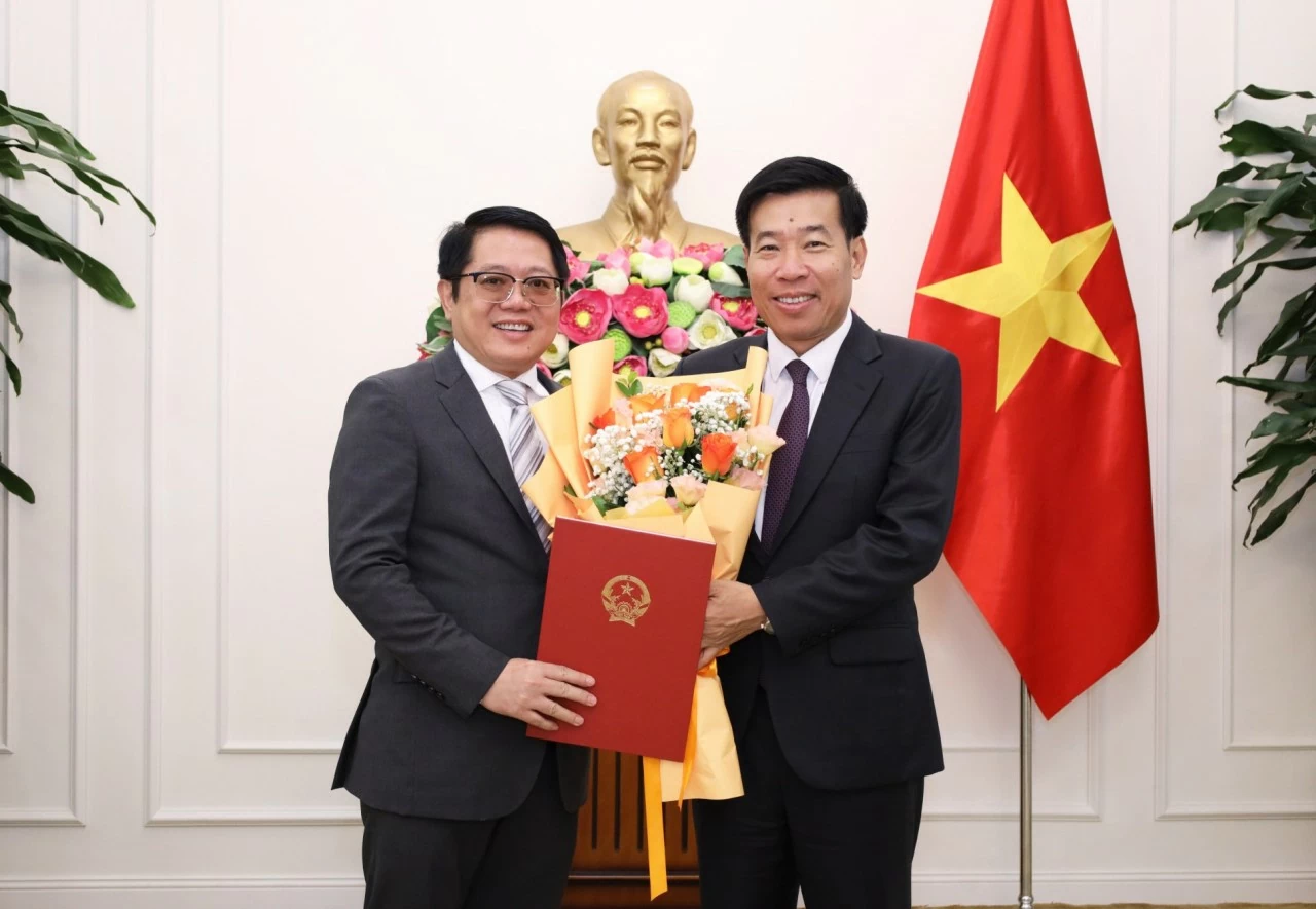 Ủy viên Trung ương Đảng, Phó Bí thư Thường trực Đảng ủy Bộ, Thứ trưởng Nguyễn Mạnh Cường đã trao quyết định tiếp nhận đồng chí Ngô Trịnh Hà, Phó Chủ nhiệm Ủy ban Nhà nước về người Việt Nam ở nước ngoài