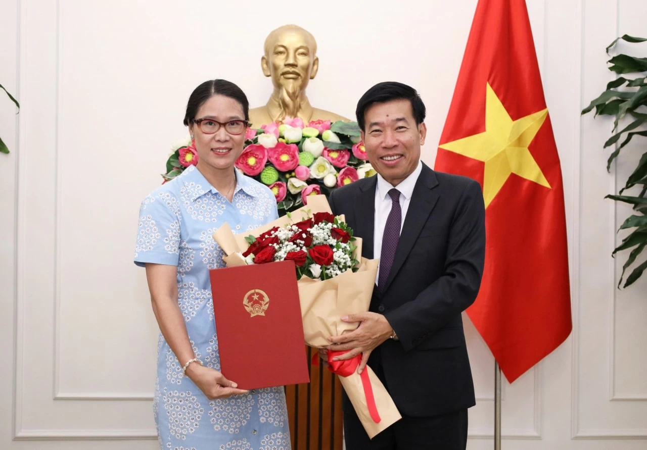 Ủy viên Trung ương Đảng, Phó Bí thư Thường trực Đảng ủy Bộ, Thứ trưởng Ngoại giao Nguyễn Mạnh Cường trao quyết định bổ nhiệm đồng chí Vũ Chi Mai, Phó Vụ trưởng Báo Thế giới và Việt Nam.
