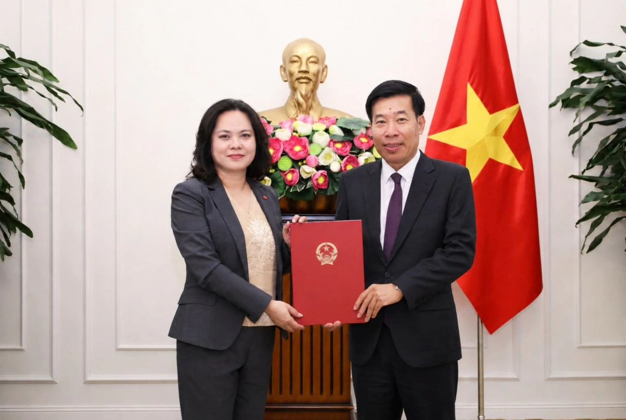 Ủy viên Trung ương Đảng, Phó Bí thư Thường trực Đảng ủy Bộ, Thứ trưởng Ngoại giao Nguyễn Mạnh Cường trao quyết định bổ nhiệm đồng chí Vũ Chi Mai, Phó Vụ trưởng Báo Thế giới và Việt Nam.